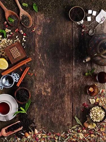 Кофейные чашки и десерты на столе кофейни «Кофейный сад»